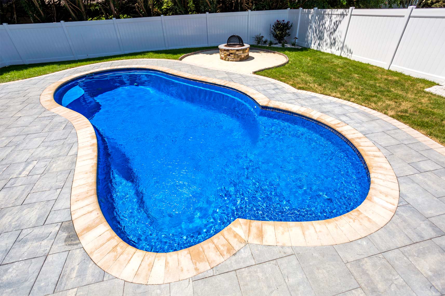 Free Flowing Pool with Spa